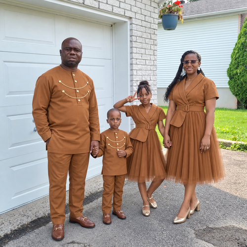 Famille portant les robes ceinturées plissées et ensembles tunique et pantalon URIALEX caramel