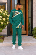 Homme portant l’ensemble URIALEX vert émeraude, tunique à motifs dorés et pantalon de coupe confortable avec baskets blanches.